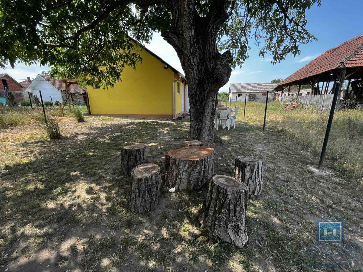 Prizemna vikendica sa velikim placem
