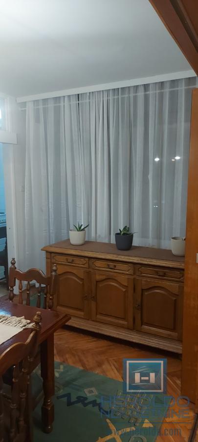 Trosoban, lepo opremljen stan u centru grada