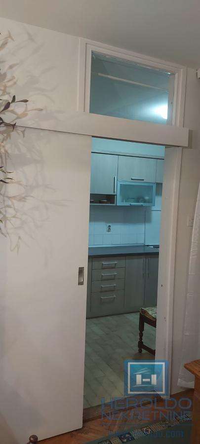 Trosoban, lepo opremljen stan u centru grada