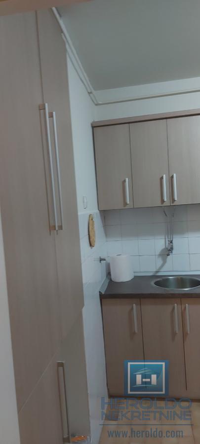 Trosoban, lepo opremljen stan u centru grada