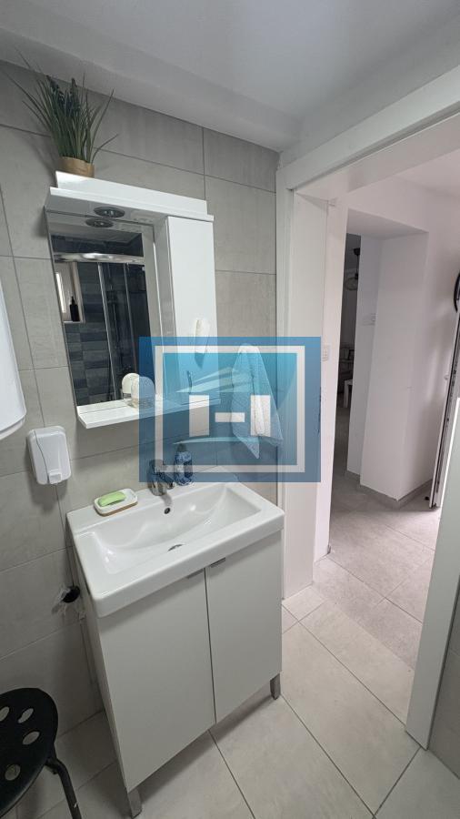 NAŠA TOPLA PREPORUKA – RENOVIRANA PRIZEMNA KUĆA U MIRNOM DELU GRADA SA UREĐENIM DVORIŠTEM