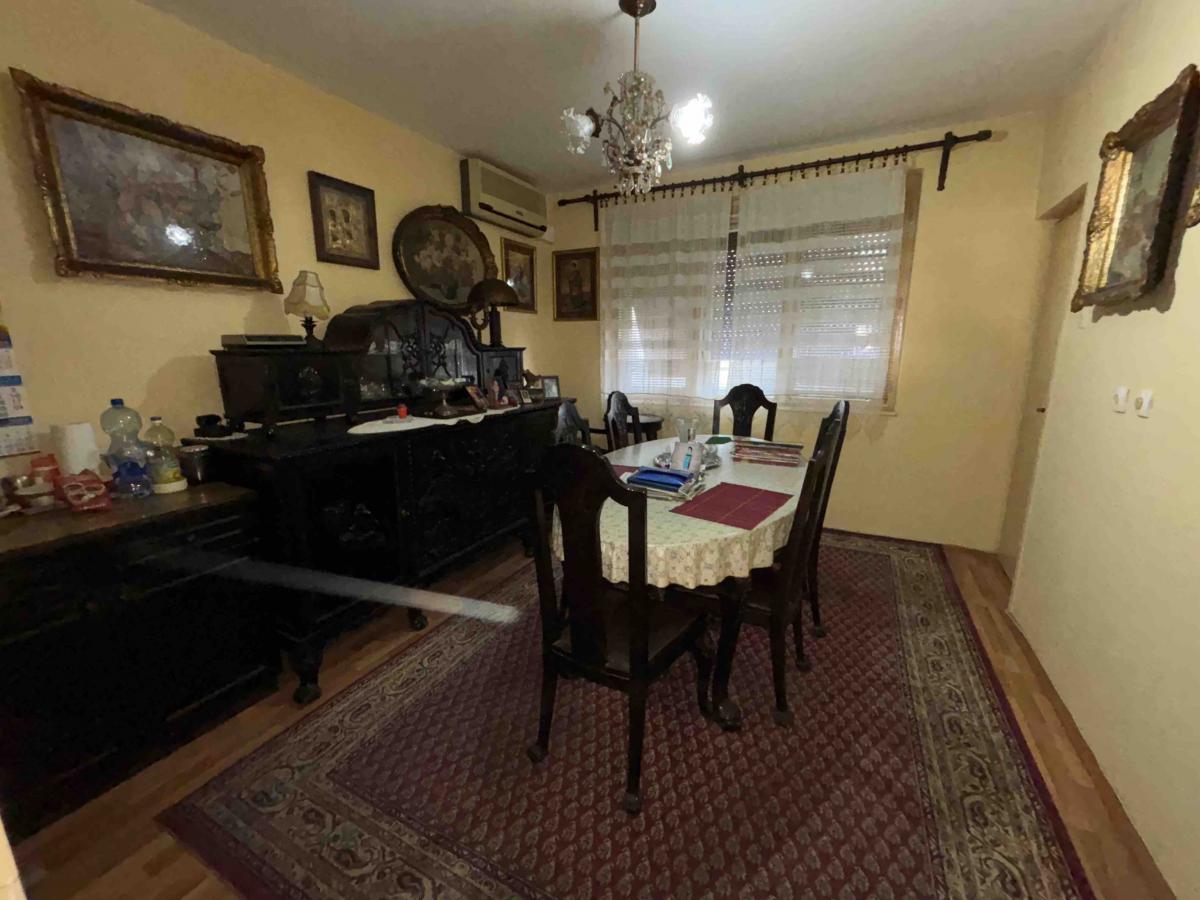 Troiposoban stan u strogom  centru Jagodine sa garažom