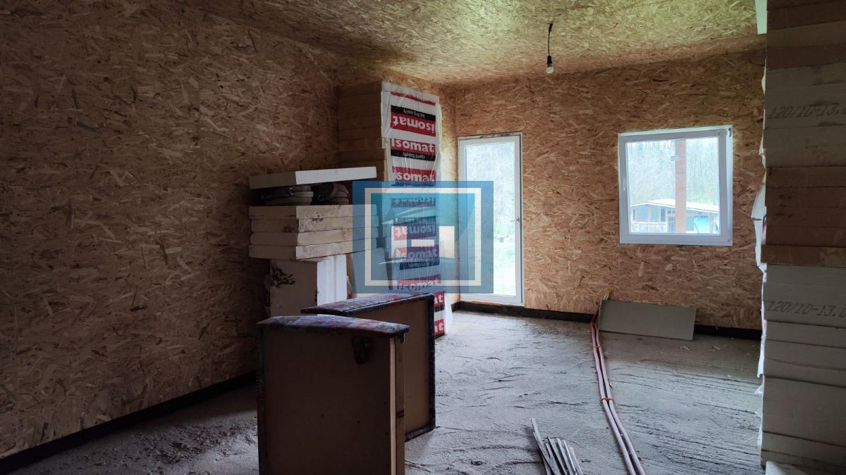 Kuća na parceli od 10 hektara zemlje u okolini Batočine