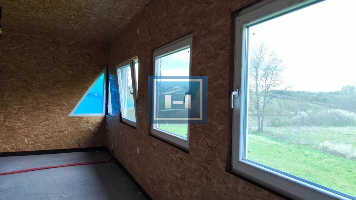 Kuća na parceli od 10 hektara zemlje u okolini Batočine