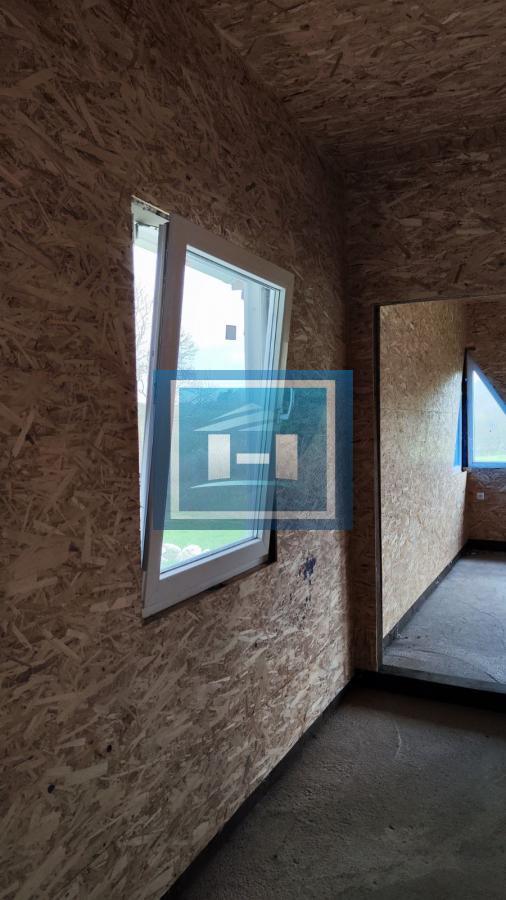 Kuća na parceli od 10 hektara zemlje u okolini Batočine