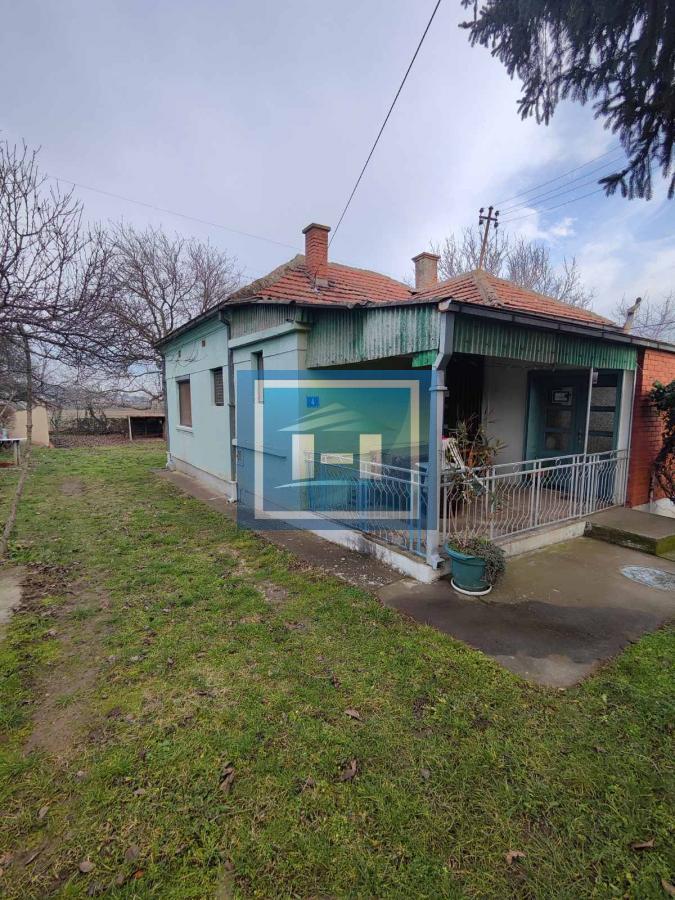 Useljiva porodična prizemna kuća na 2 km od grada