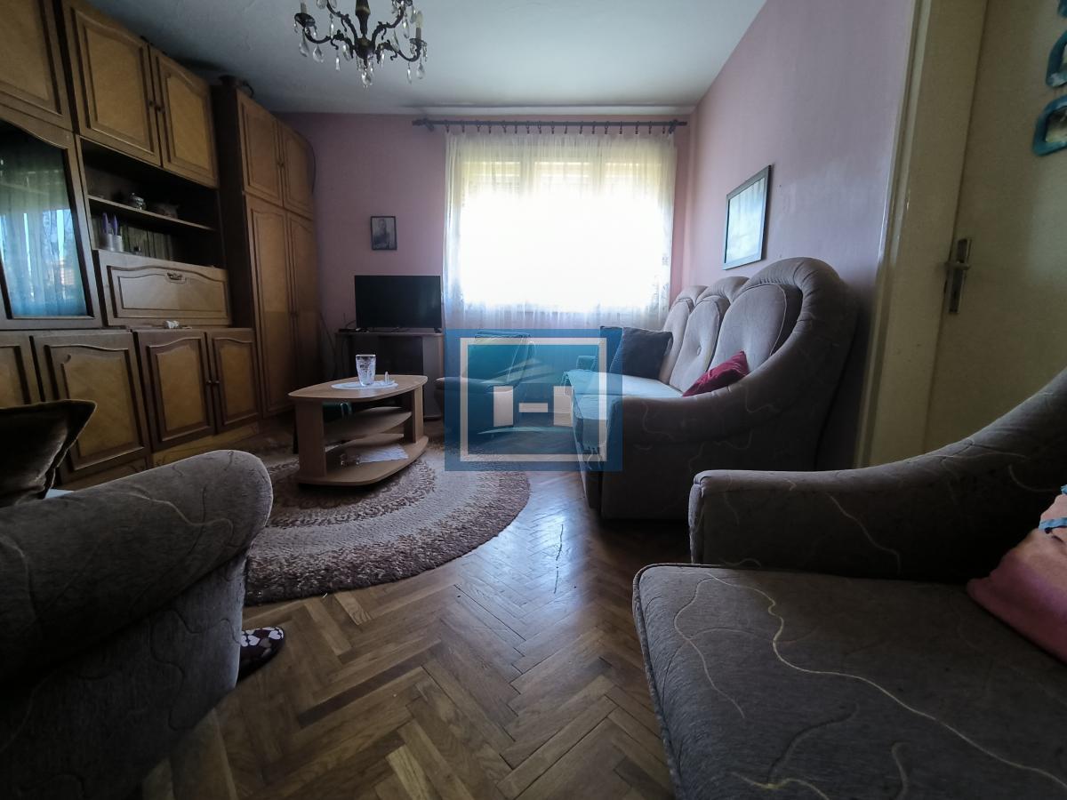 Na prodaju dve kuće sa garažom na 5.85 ari placa