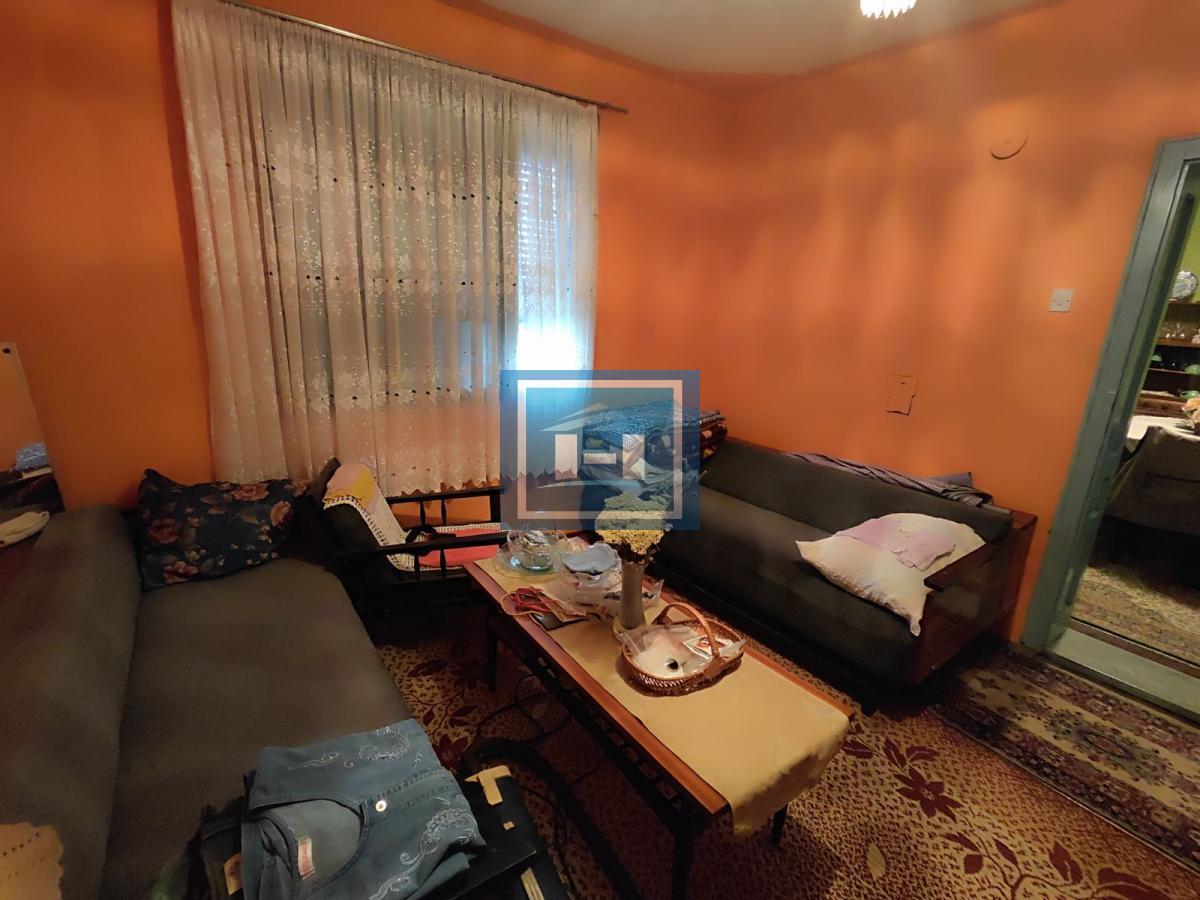 Useljiva porodična prizemna kuća na 2 km od grada