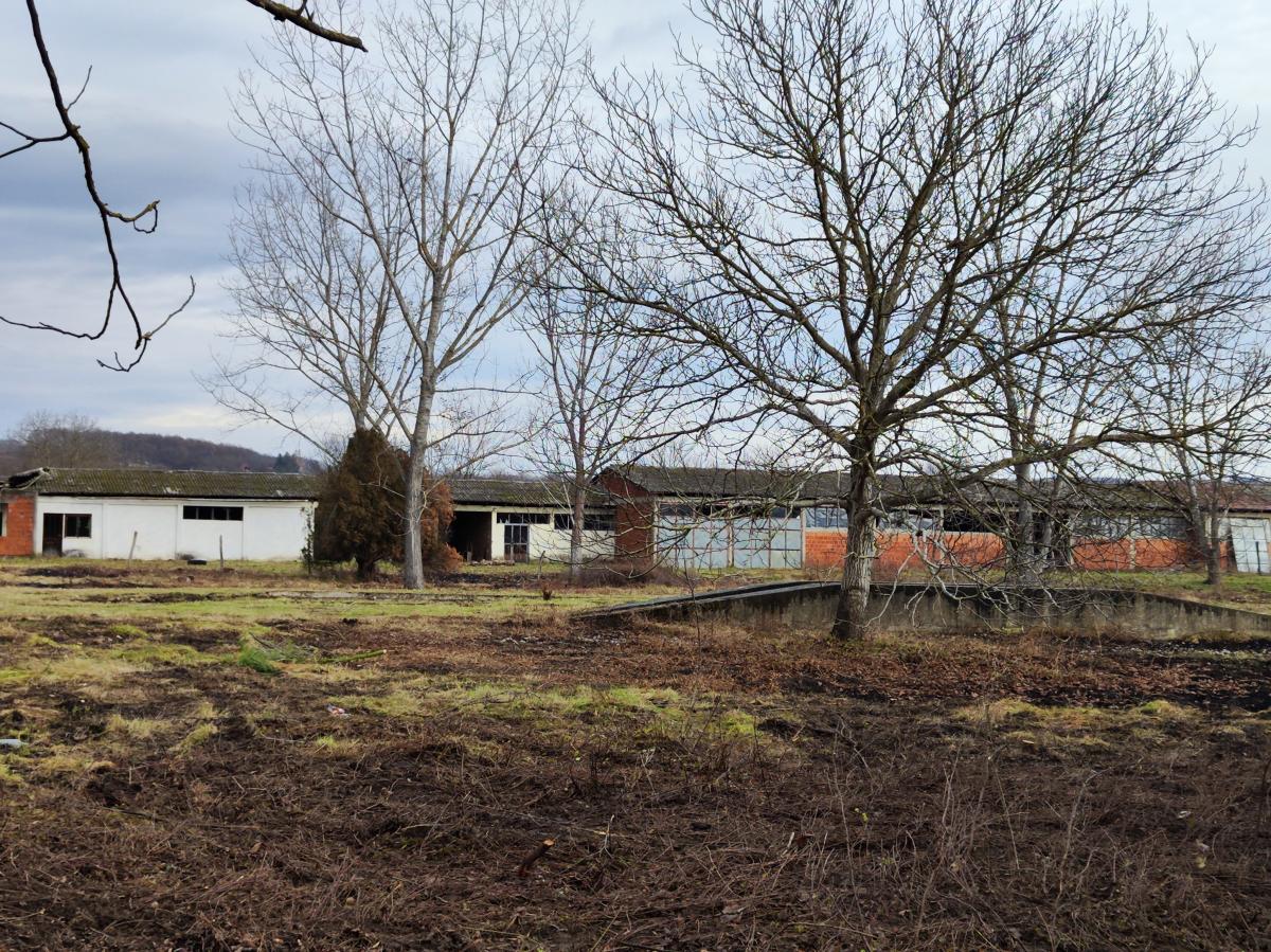 Gradjevinsko zemljište veće površine sa poslovnim objektima na glavnom putu u Glogovcu
