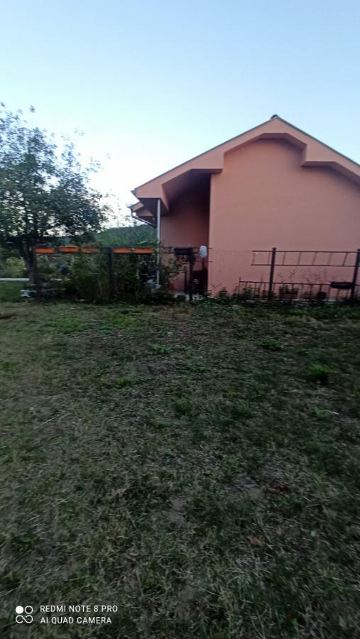 Parcela za izgradnju sa svim priključcima i uknjiženim objektom za adaptaciju u Crvenim livadama