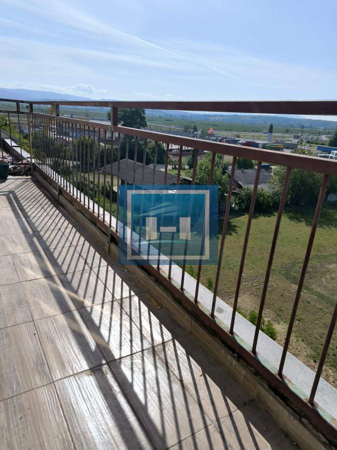 Idealna prilika! Stan sa terasom i pogledom u mirnom delu grada