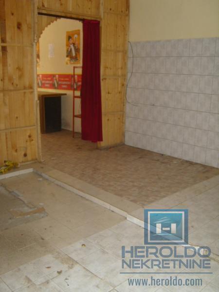 Kuća za renoviranje u Majuru sa pomoćnim objektom do glavnog puta