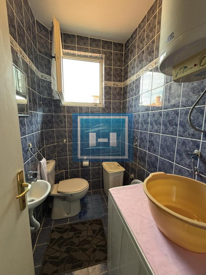 Prodaje se stan u Kući sa nameštajem