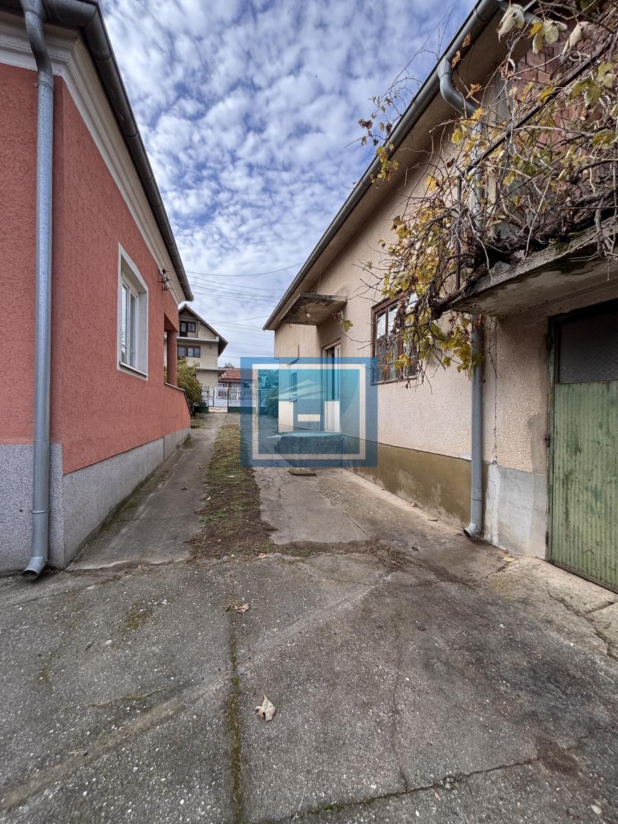 Dve useljive kuće u samom centru sela!!!