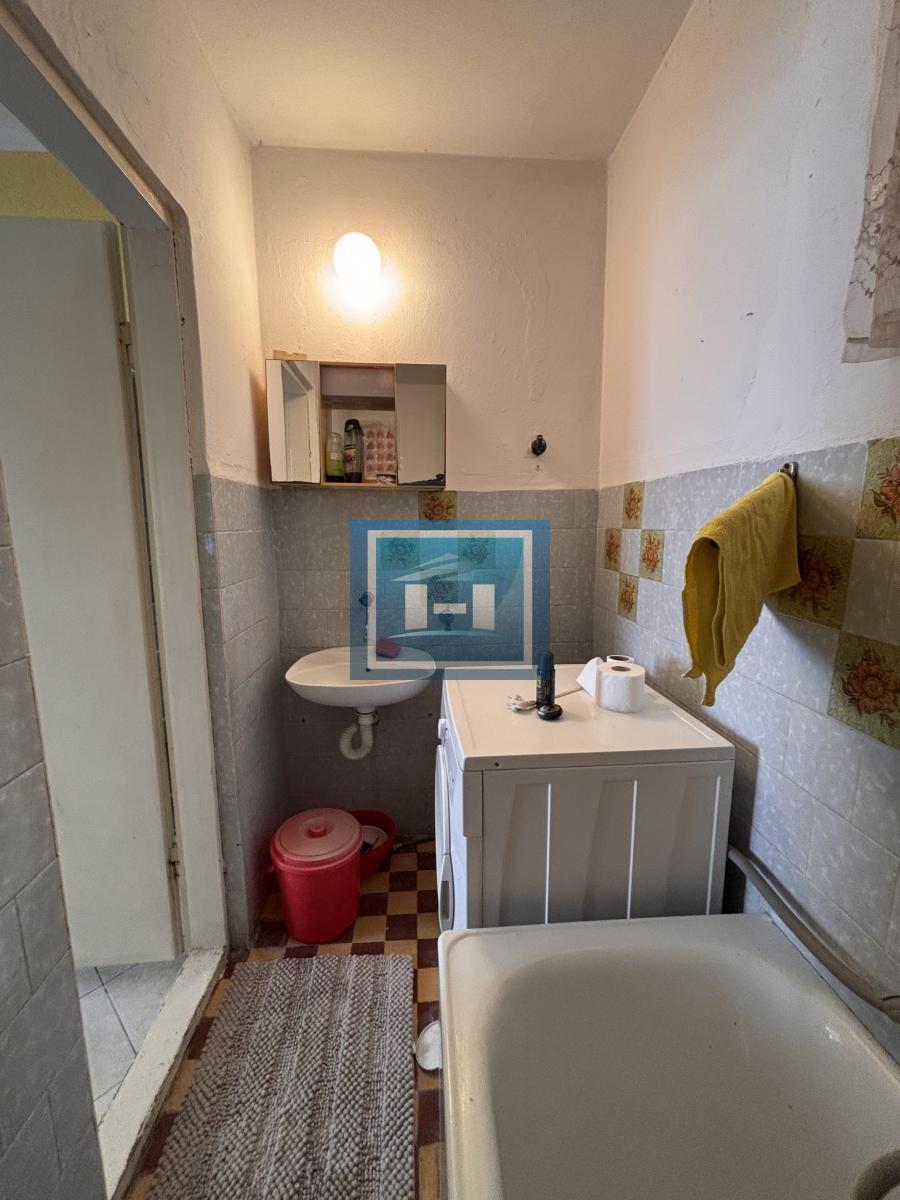 Dve useljive kuće u samom centru sela!!!