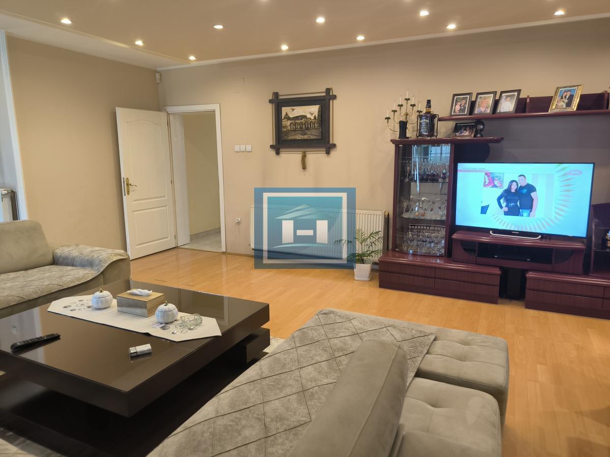 Na prodaju – Luksuzna porodična kuća