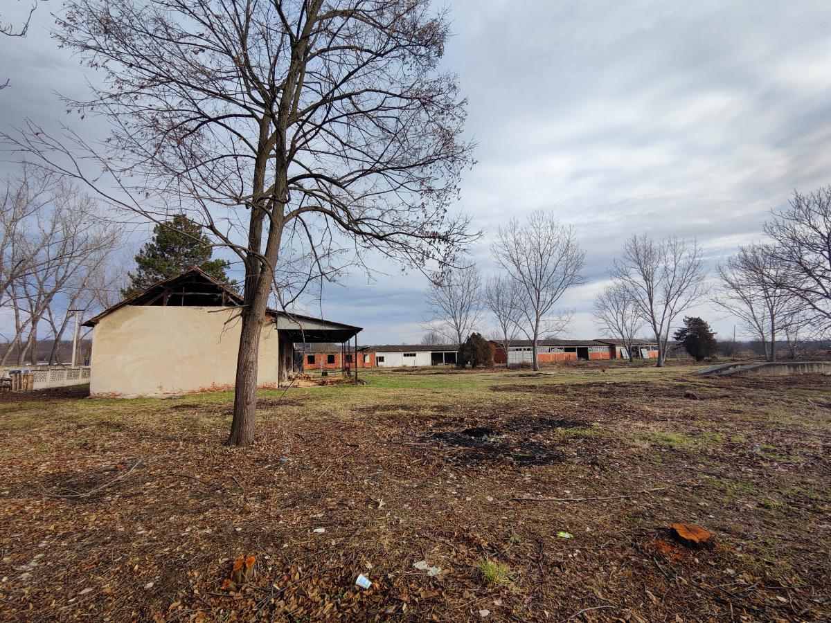 Gradjevinsko zemljište veće površine sa poslovnim objektima na glavnom putu u Glogovcu
