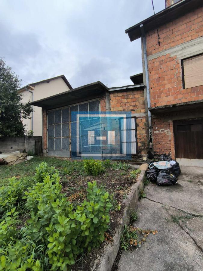 Na prodaju kuća – blizina bolnice, 350m² sa garažom za kamione od 80m²