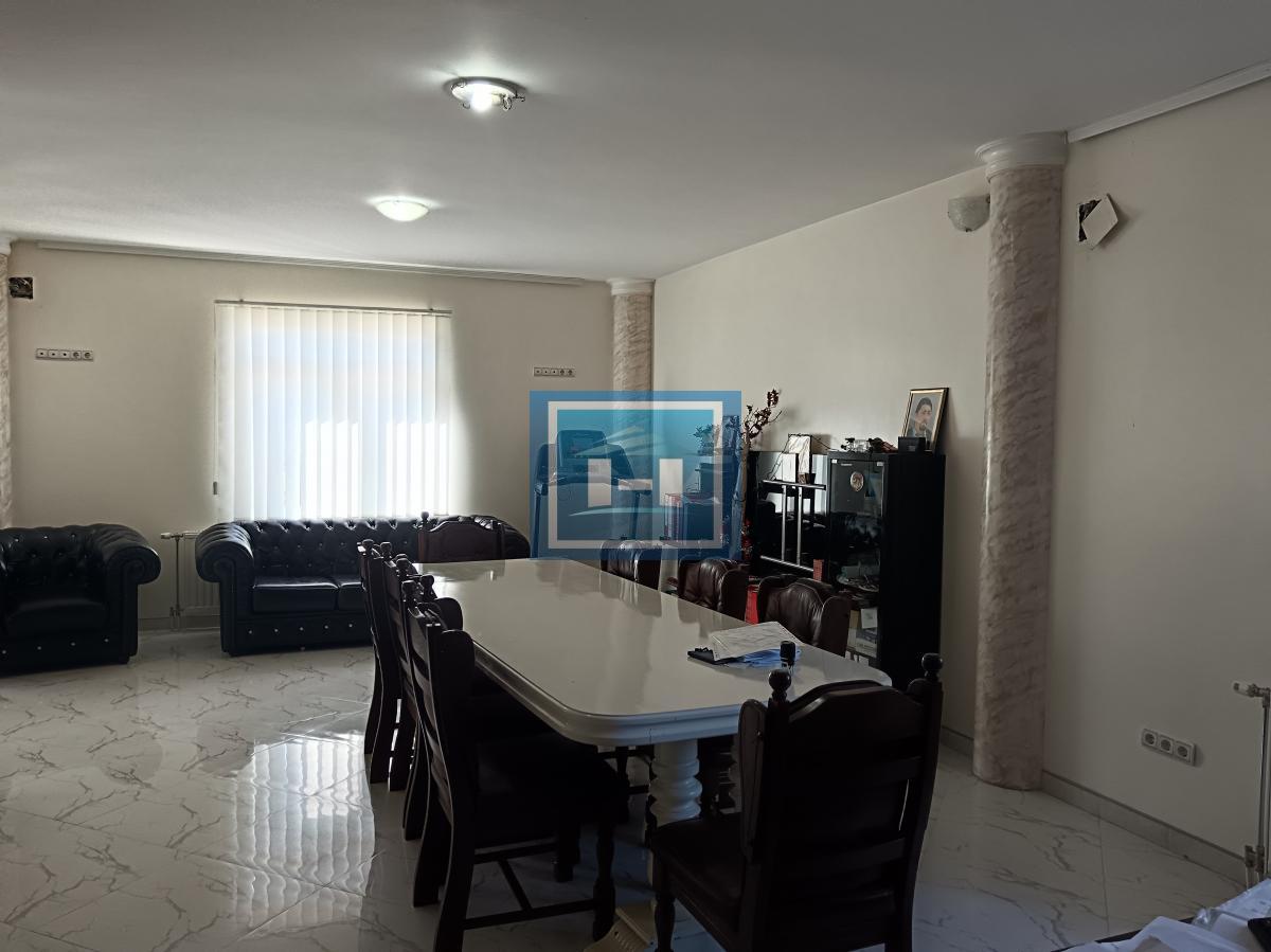 Idealno za preduzetnike – Kuća sa halom i vagom do 60 tona!