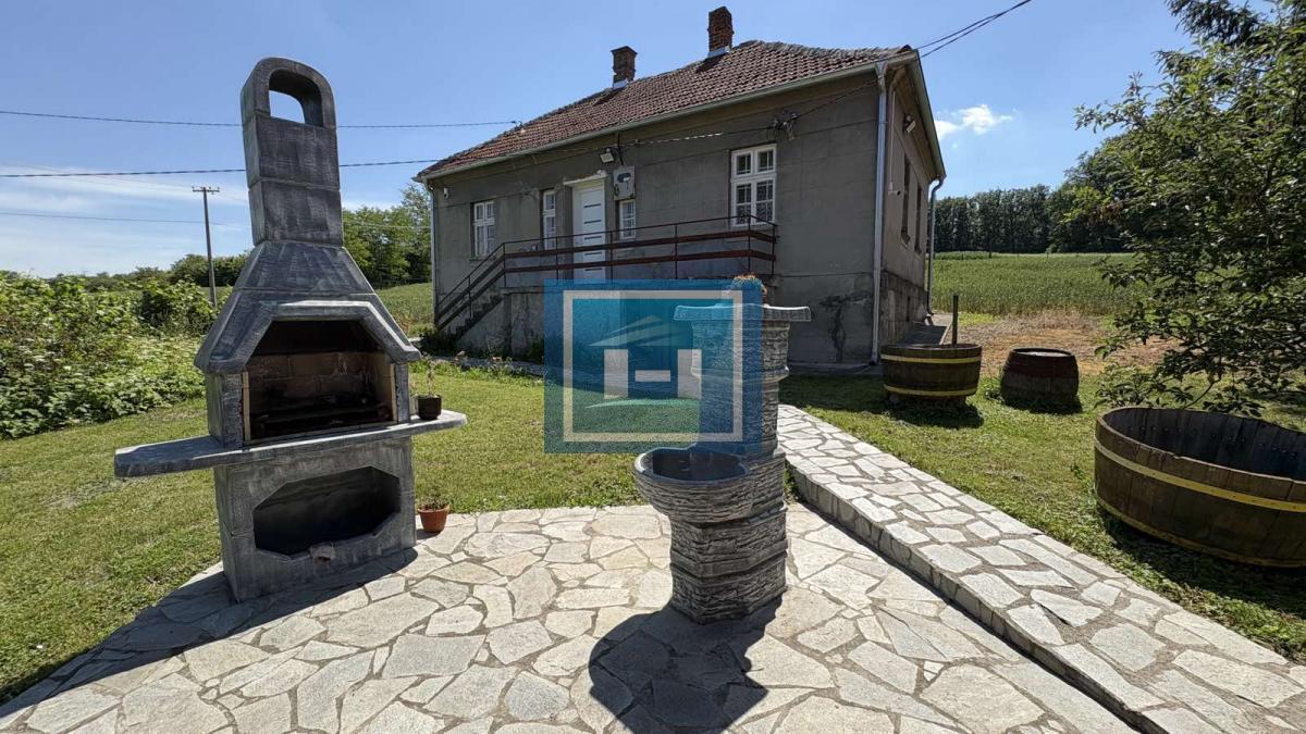 Na prodaju seosko domaćinstvo – dve renovirane kuće na placu od 169.83 ari