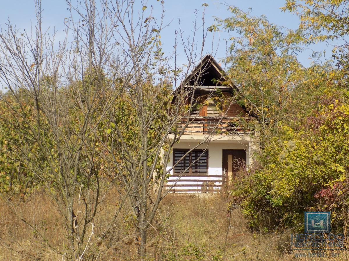 Vikend kuća na prodaju sa većim placem