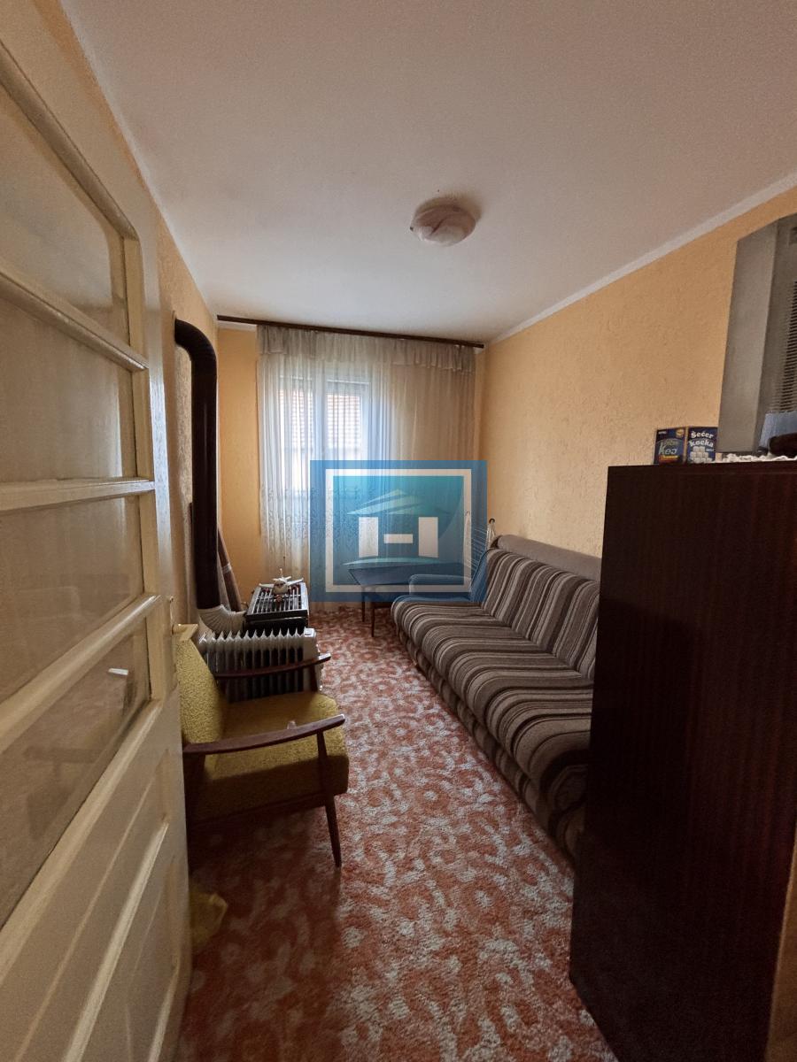 Dve useljive kuće u samom centru sela!!!