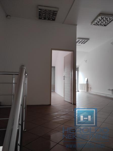 Lokal u blizini zgrade Opštine