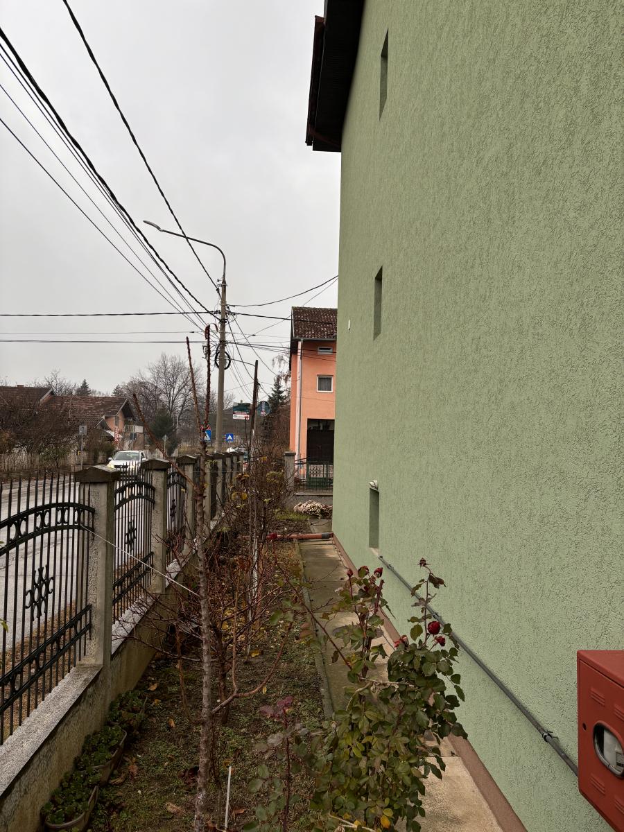 Prostrana porodična kuća sa dva sređena dvorišta i garažom