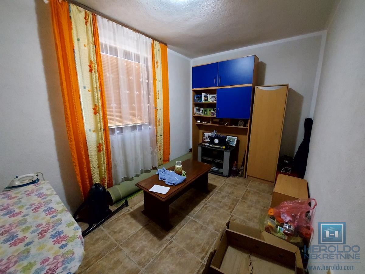 Kuća od 120m2 u naselju Kupusara na 7.39a placa