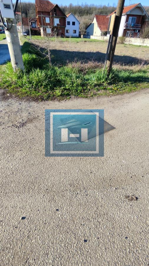 Parcela pogodna za izgradnju kuće sa dostupnim priključcima na gradske mreže