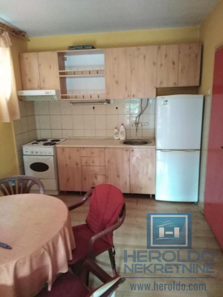 Stan za izdavanje, Sarina međa