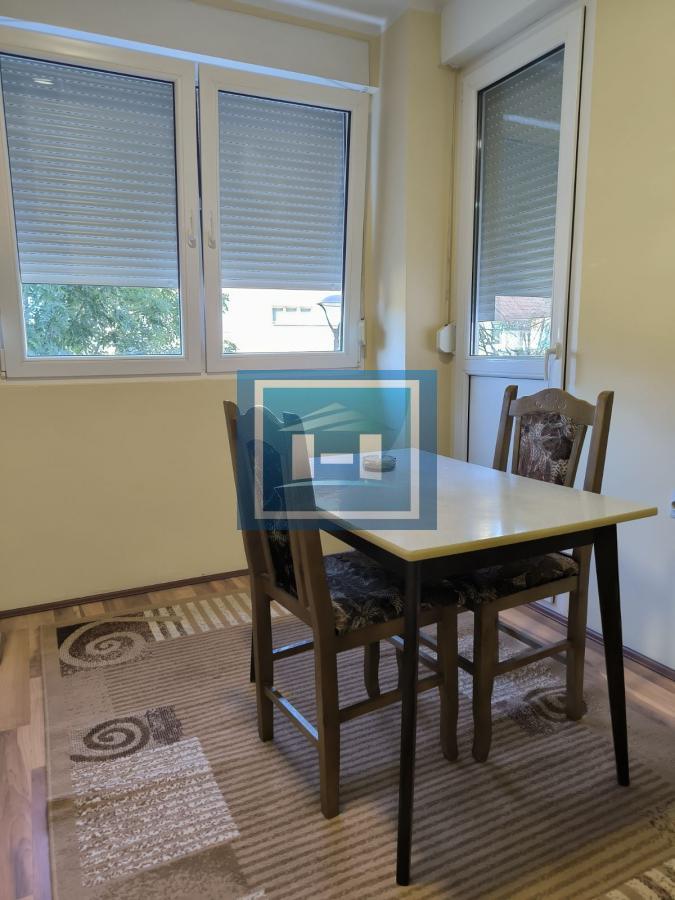 Stan 55 m² na glavnoj ulici – prvi sprat