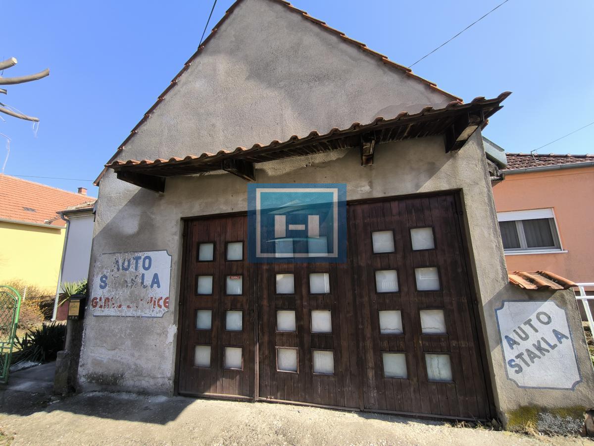 Na prodaju dve kuće sa garažom na 5.85 ari placa