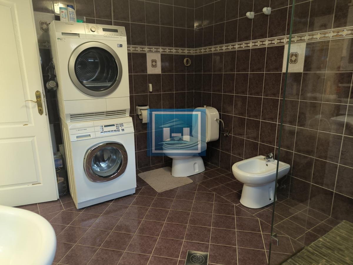 Na prodaju – Luksuzna porodična kuća