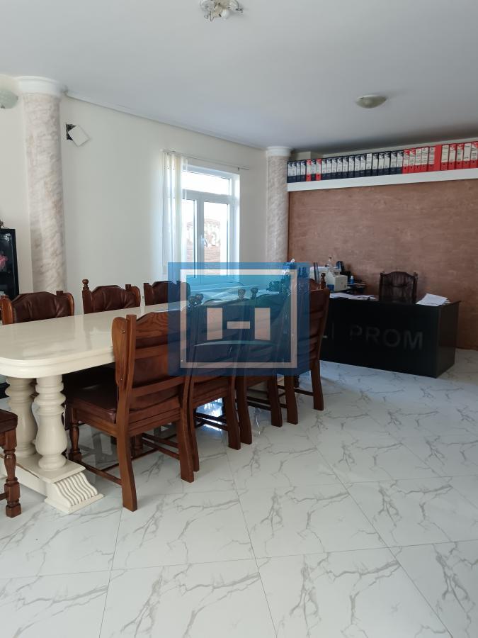 Idealno za preduzetnike – Kuća sa halom i vagom do 60 tona!