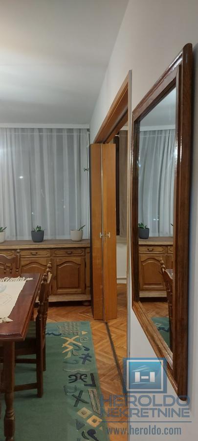 Trosoban, lepo opremljen stan u centru grada