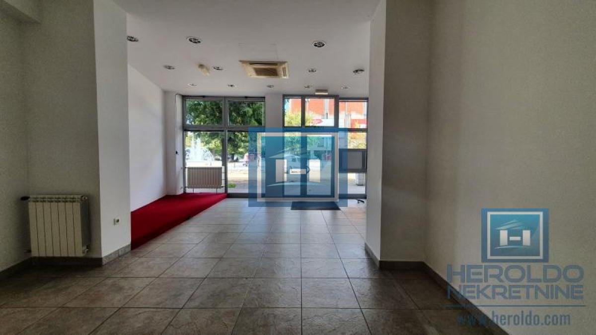 Izdavanje poslovnog prostora u strogom centru Jagodine – odlična lokacija, 171 m²