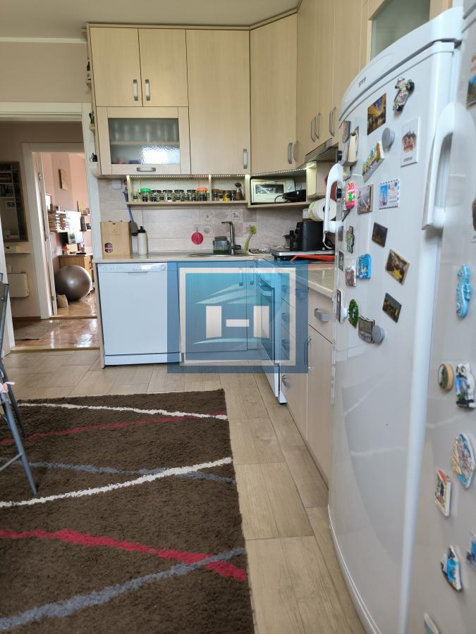 Na prodaju prostran stan u samom centru Ćuprije