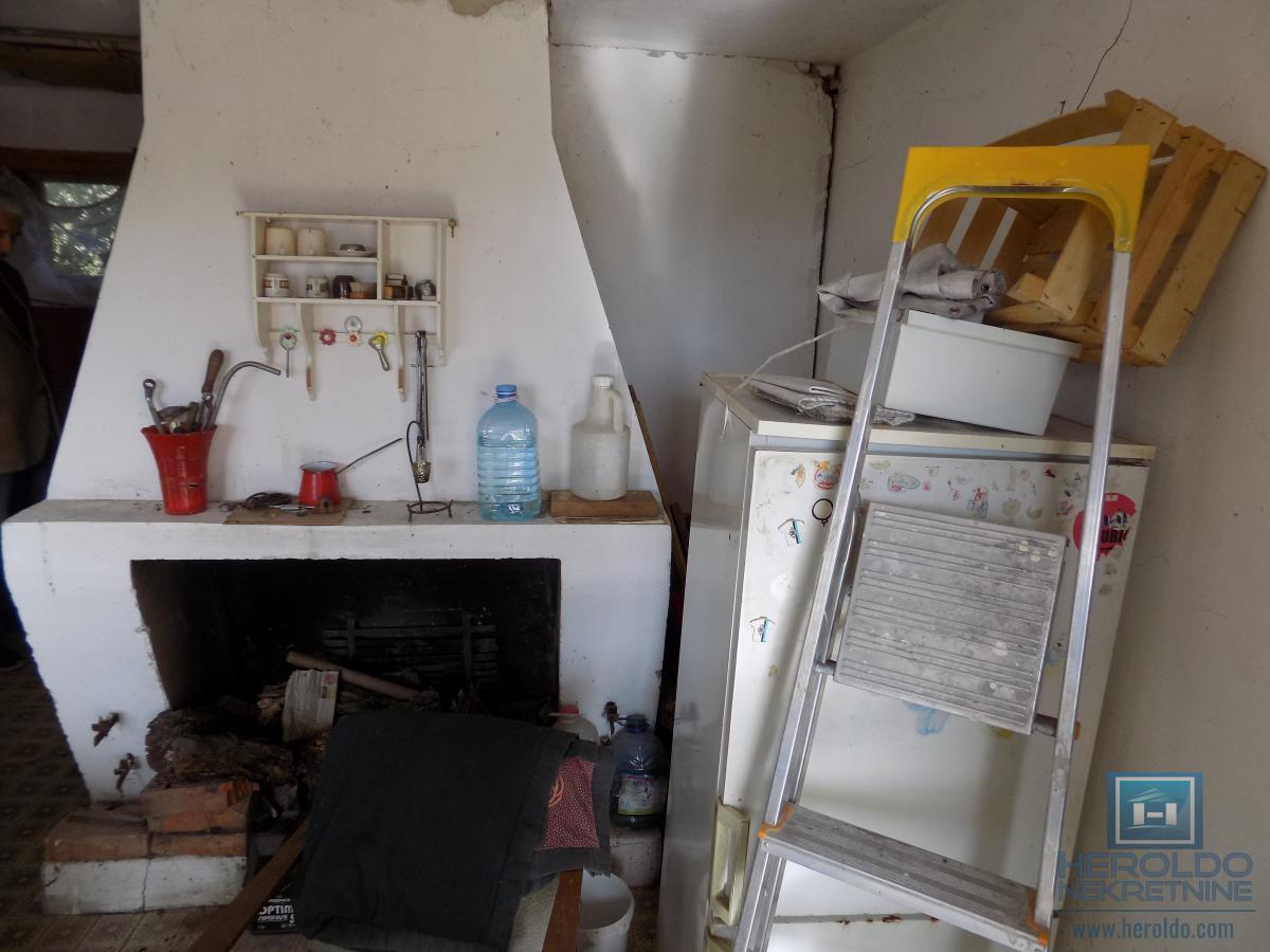 Vikend kuća na prodaju sa većim placem