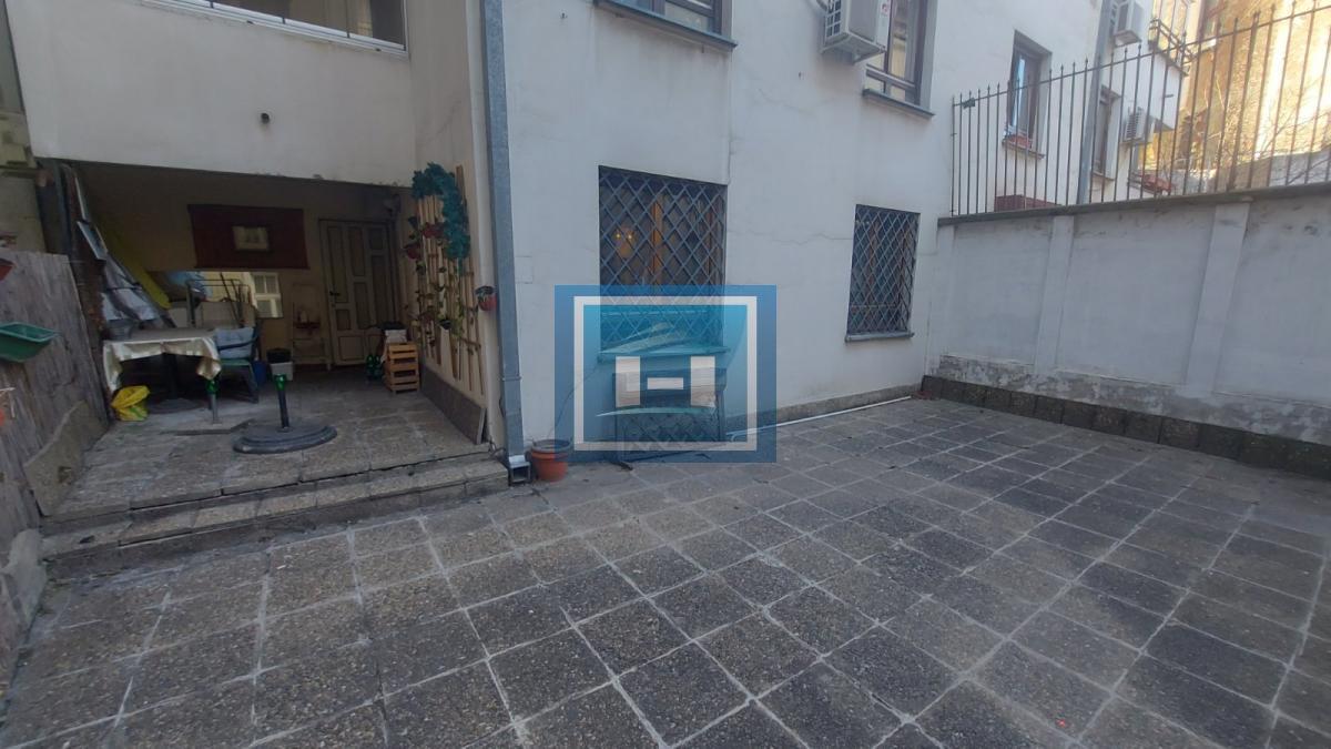 Vračar, Hram – 66m2 + dvorište, top investicija