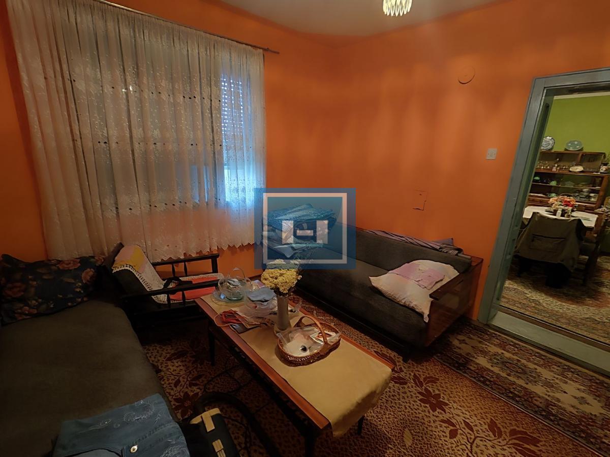 Useljiva porodična prizemna kuća na 2 km od grada