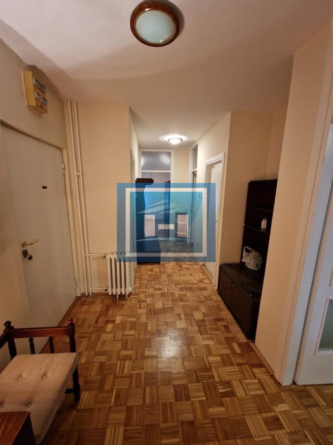 Vračar (Crveni krst) – renoviran stan sa slobodnim parkingom