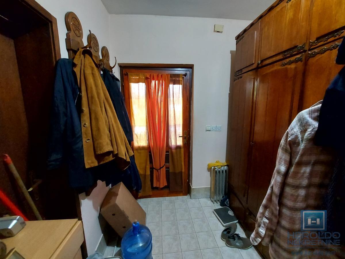 Kuća od 120m2 u naselju Kupusara na 7.39a placa