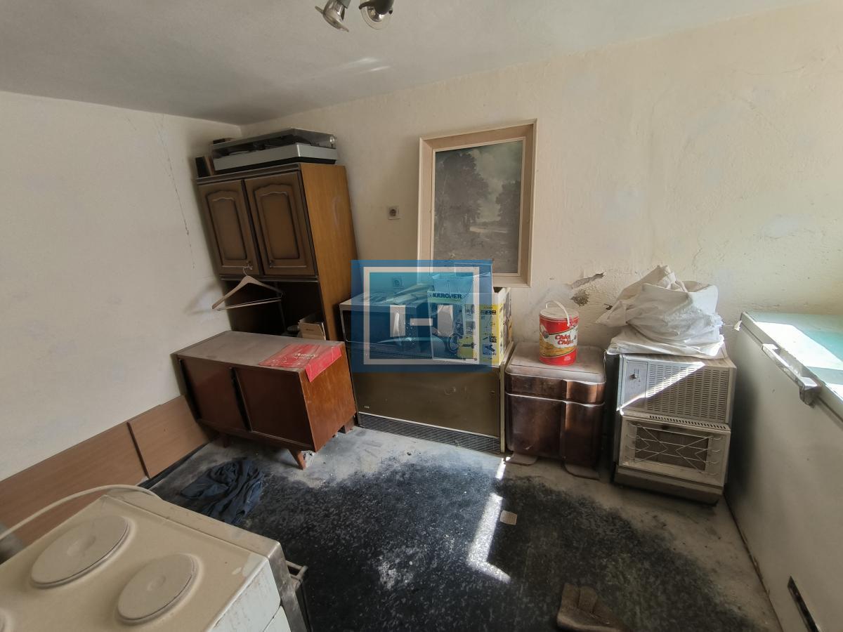 Na prodaju dve kuće sa garažom na 5.85 ari placa