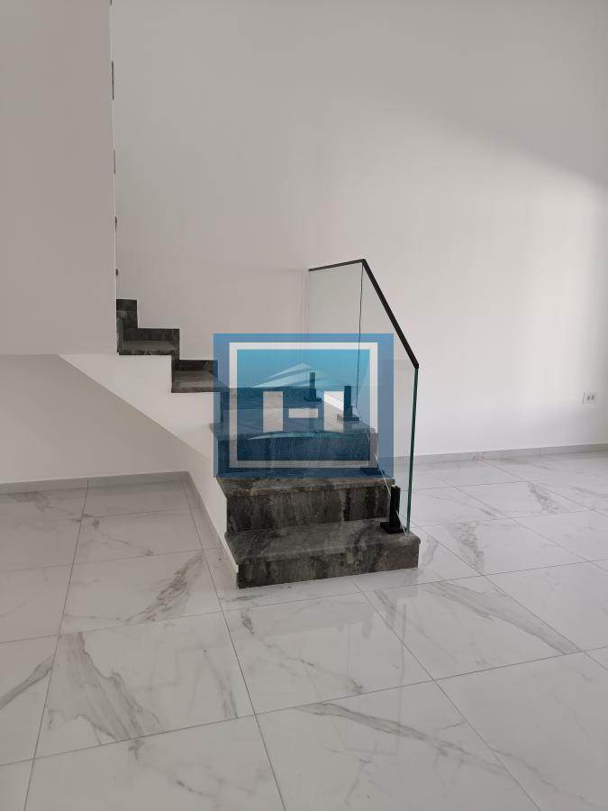 Luksuzna kuća sa dodatnim objektom – spoj elegancije, funkcionalnosti i prestižne lokacije