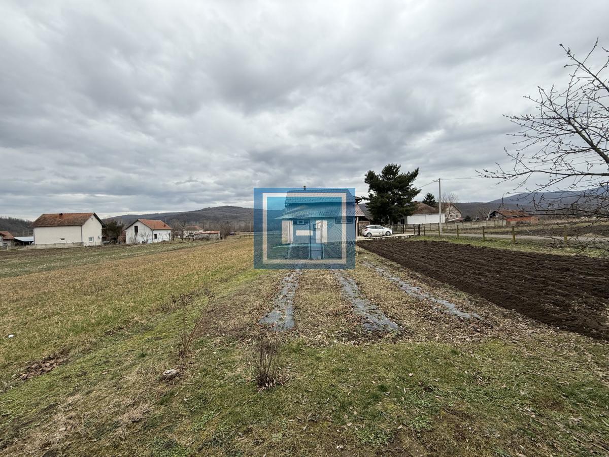 Dve kuće u Glavincima sa velikim imanjem -samo 8 km od grada