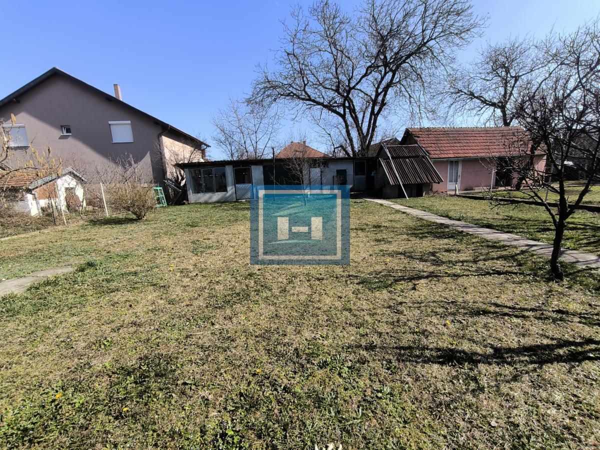 Na prodaju dve kuće sa garažom na 5.85 ari placa