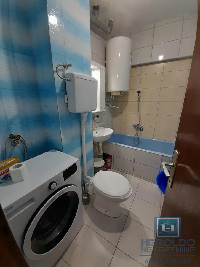 Centar grada – Namešten jednosoban stan sa terasom i podrumom!