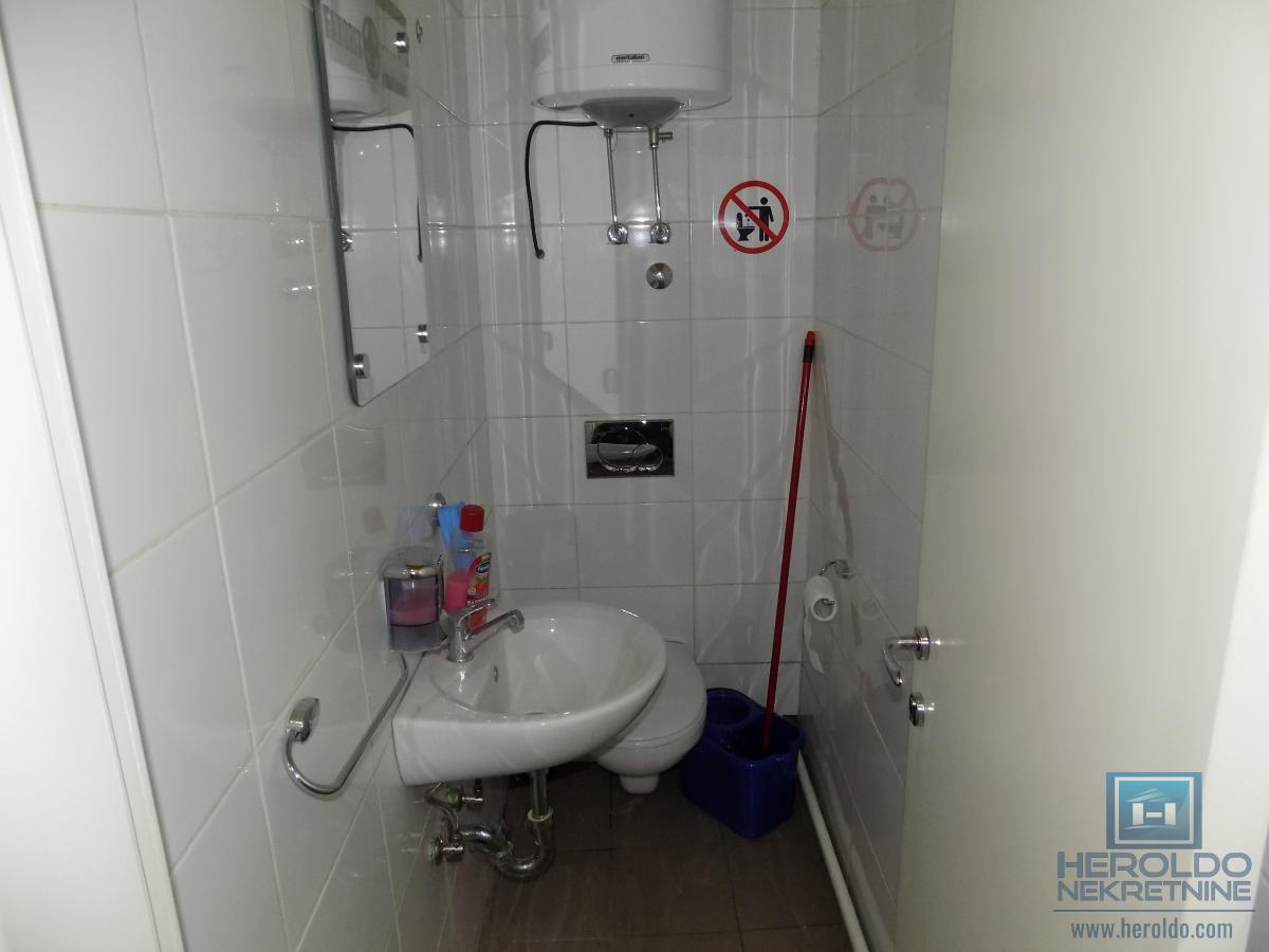 Izdaje se lokal u prizemlju u samom centru grada-deljiv na dva manja lokala