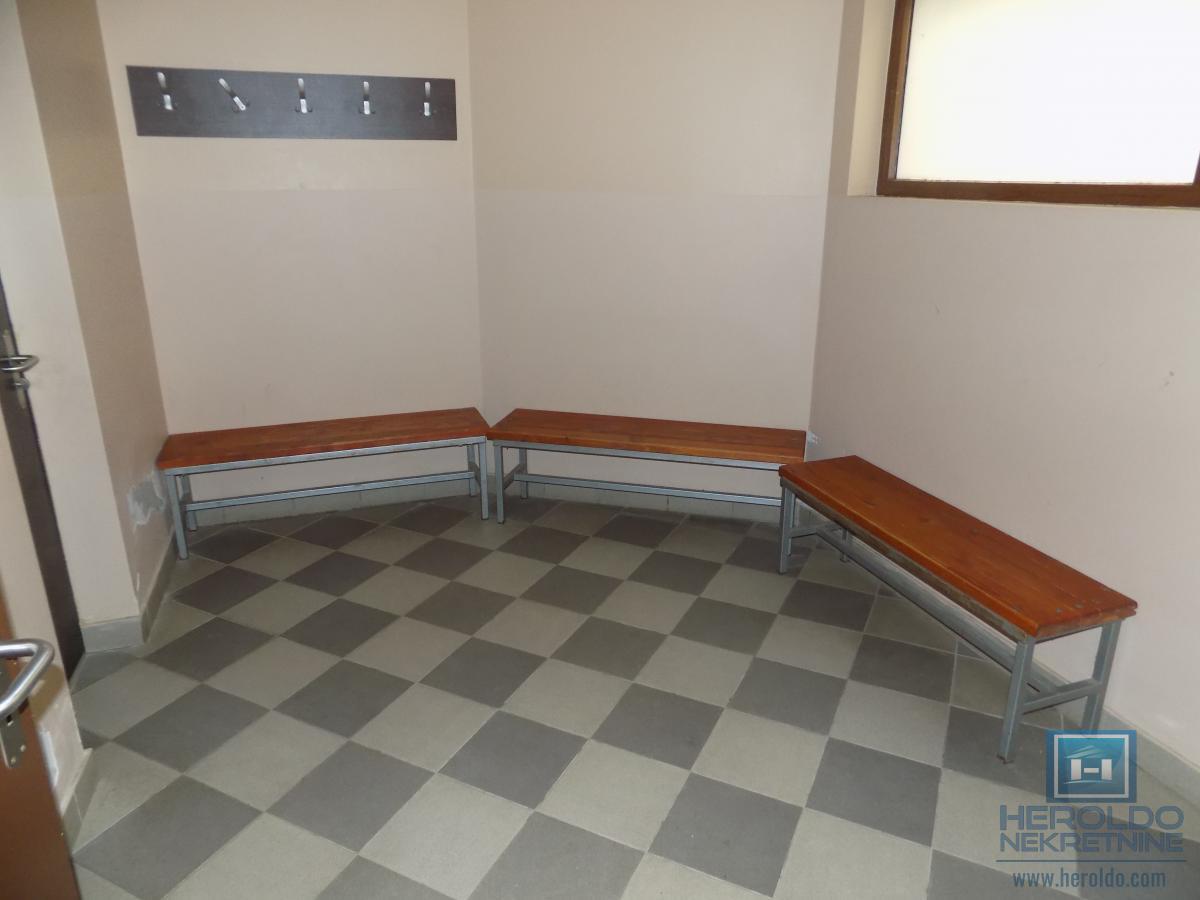 NA PRODAJU – BALON ZA FUDBAL SA KOMPLETNIM INVENTAROM